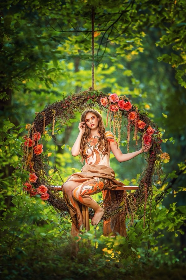 Bodypainting splývající s přírodou v květinovém věnci