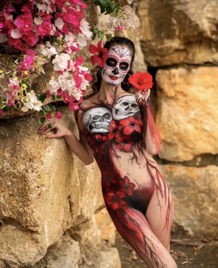 Soutěžní bodypainting s květinovou a lebeční tematikou