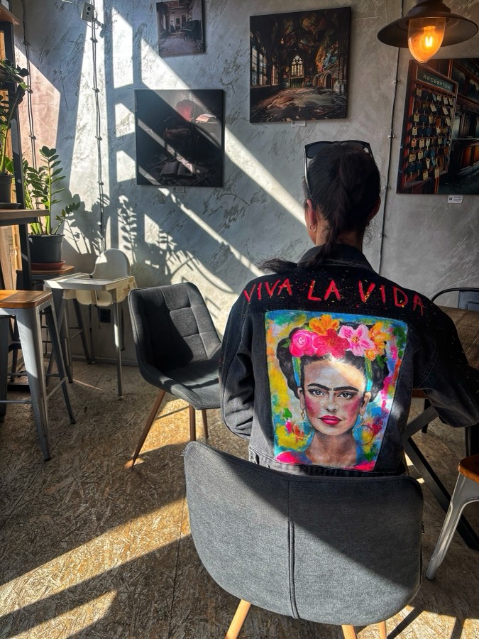 Malované sako na figuríně